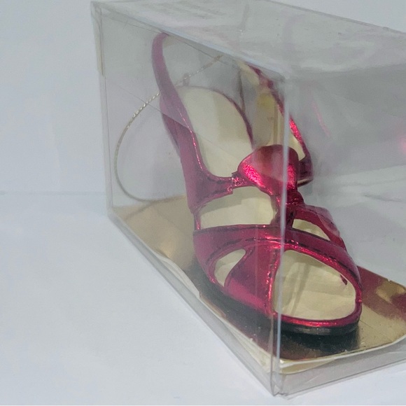 Metropolitan Museum of Art New York red shoe decor in sealed box. - Picture 3 of 14